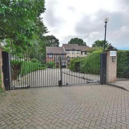 Lovely 2 Bedroom Flat With Free Parking New Southgate Exterior foto