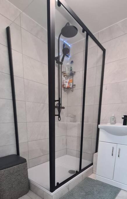 Lovely 2 Bedroom Flat With Free Parking New Southgate Exterior foto
