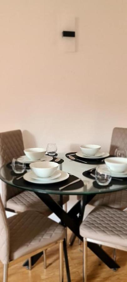 Lovely 2 Bedroom Flat With Free Parking New Southgate Exterior foto